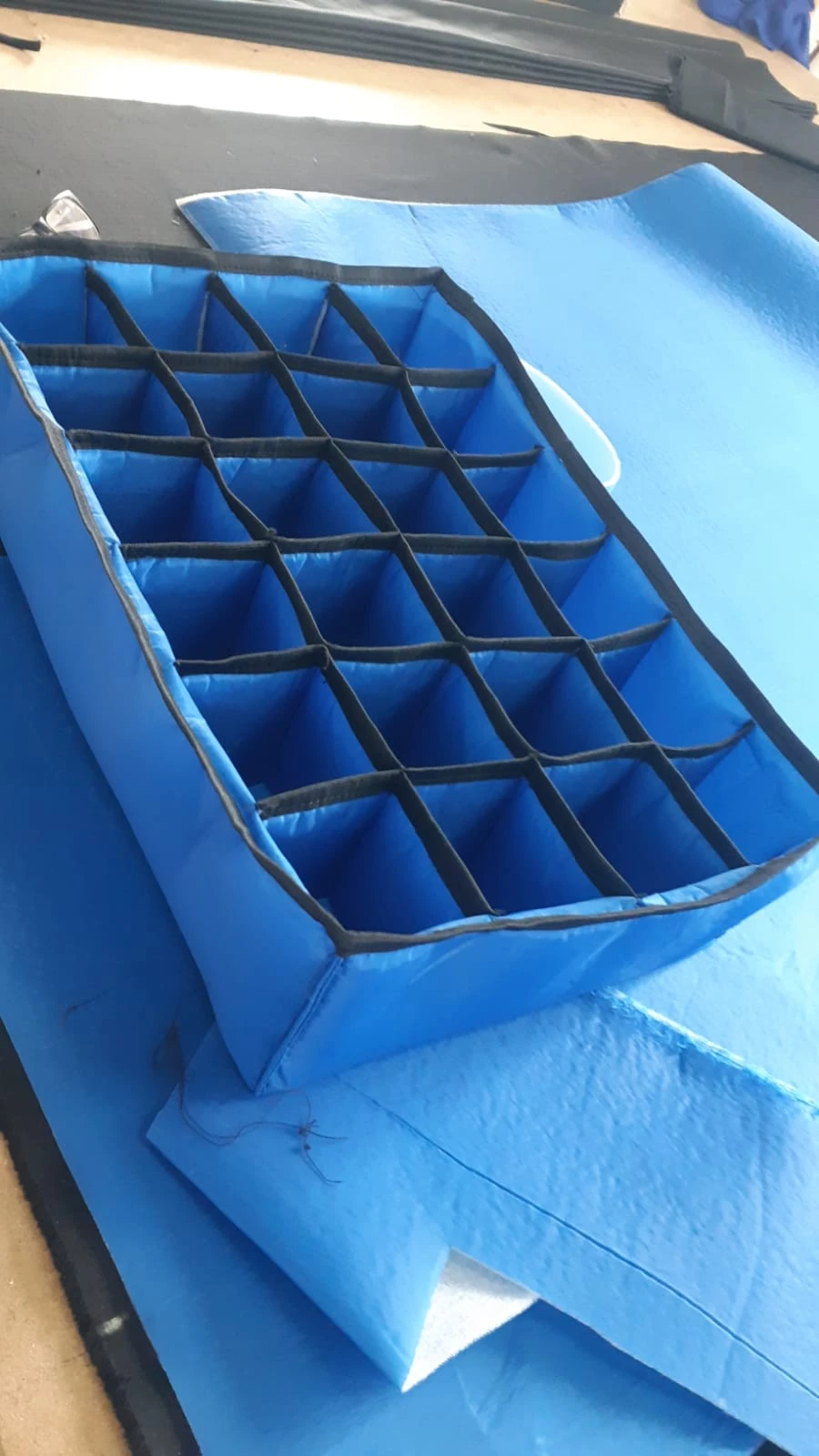 Colmeia azul dentro de caixa retornável