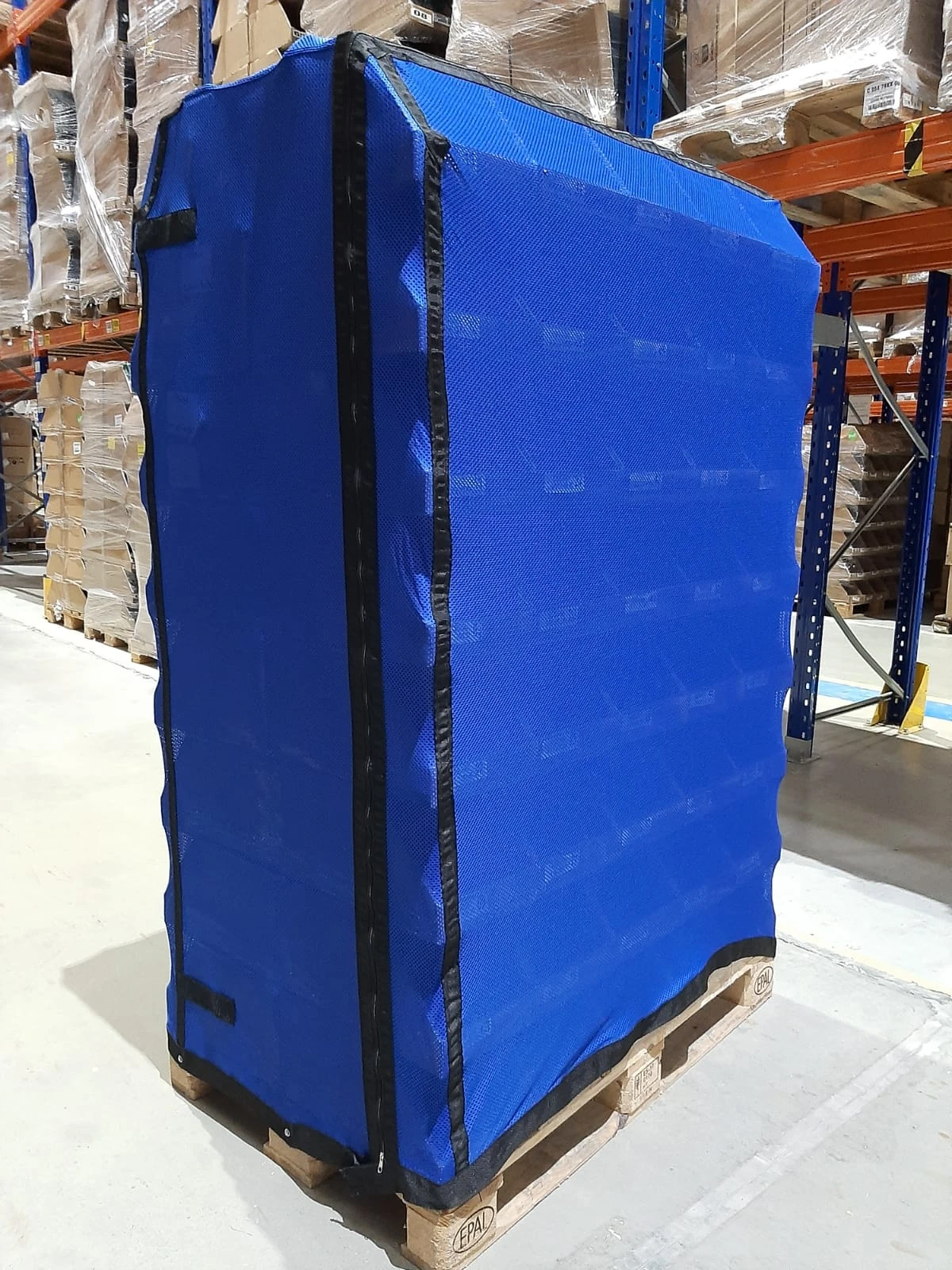 Manga azul montada sobre pallet em operação real