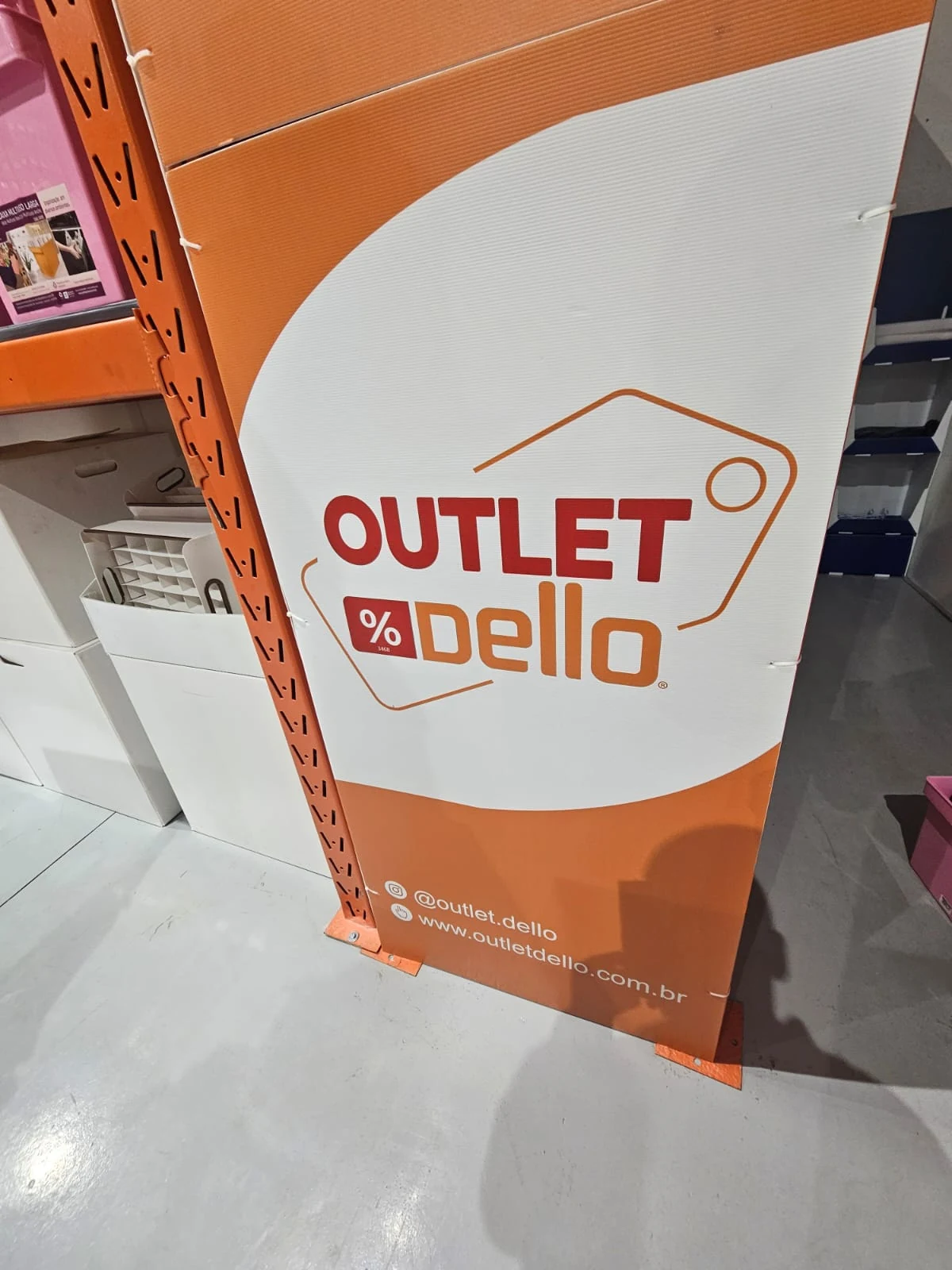 Display impresso da Dello produzido em chapa PoliDello